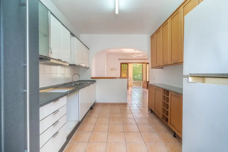 A home full of potential is this villa of approx. 150 m2 in Puerto Alcudia, near the beach and the lakes, with 4 bedrooms, 2 bathrooms, kitchen — photo 9