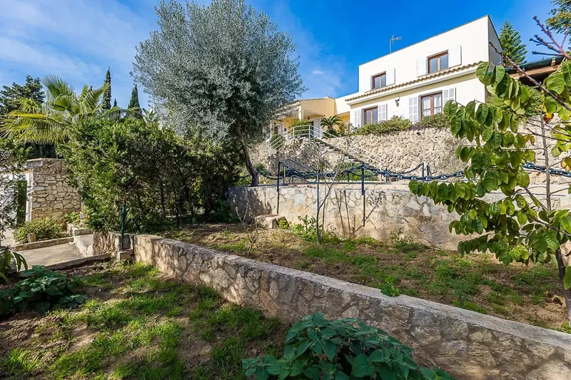Ubicada en la prestigiosa zona residencial de La Bonanova, esta elegante villa disfruta de agradables vistas al mar y un entorno tranquilo y — photo 7