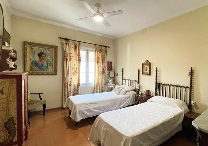 Spacious 250 m² apartment to renovate with private terraces, parking, and sea views — photo 7