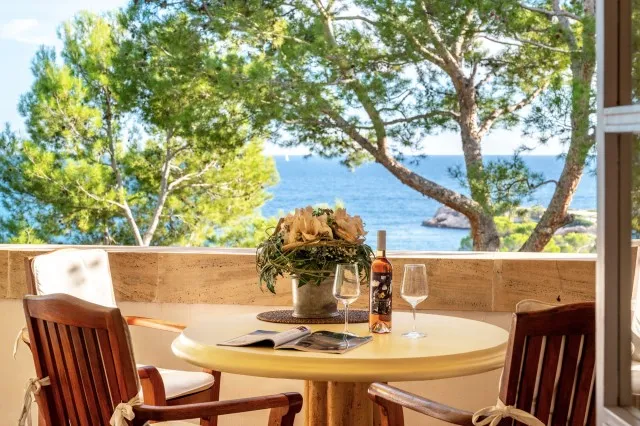 Flat with a townhouse feel on the seafront in Illetes — photo 1