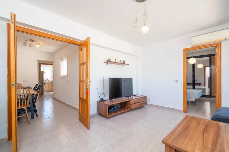 Bright 3-bedroom apartment in good condition with balcony — photo 5