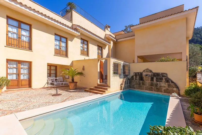 Investment property: Mediterranean estate with versatile uses — photo 2