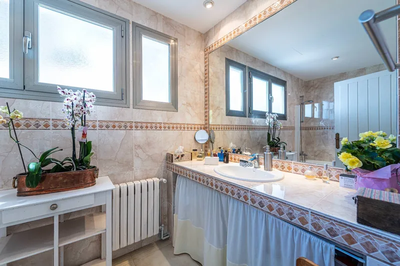 Penthouse with direct access, private garden and great renovation potential — photo 8
