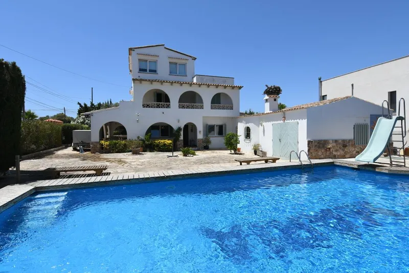 Spacious villa with great potential on a quiet street in Cala Llombards — photo 3