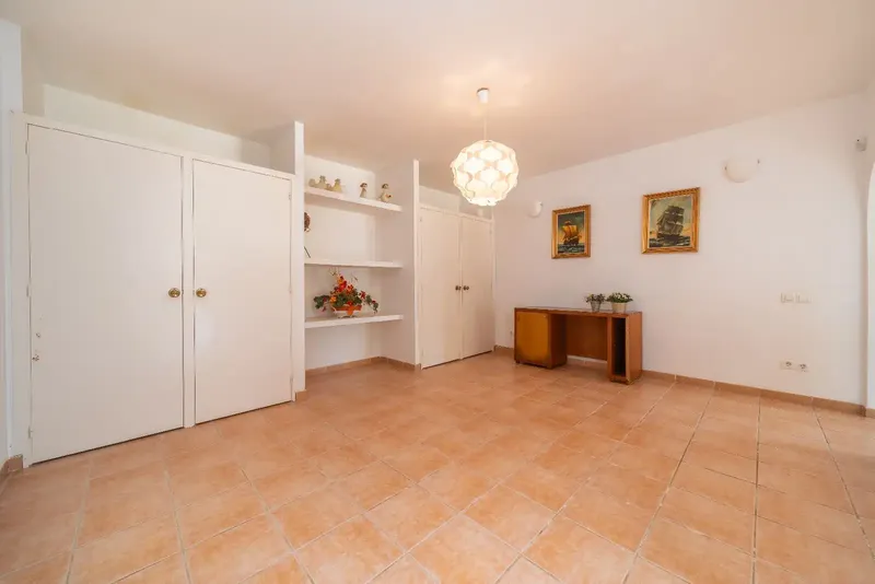 A home full of potential is this villa of approx. 150 m2 in Puerto Alcudia, near the beach and the lakes, with 4 bedrooms, 2 bathrooms, kitchen — photo 11