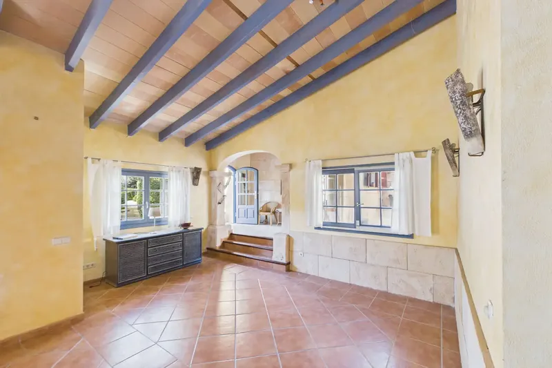This elegant finca, built in 2002, extends over a generous area of 274 square meters on a 1,567 square meter plot — photo 9