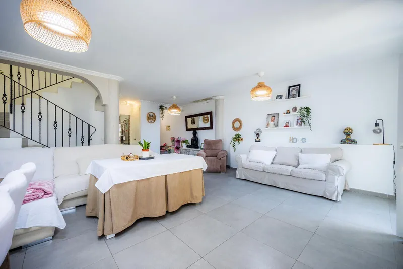 Townhouse with pool on second line from the sea — photo 4