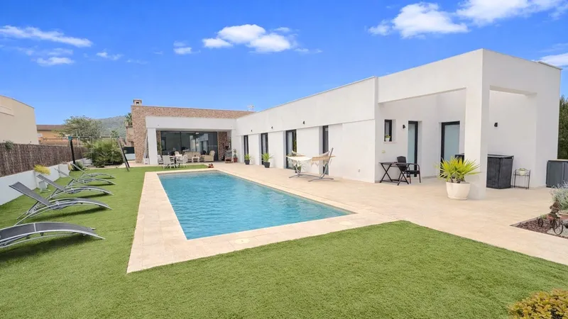 Modern villa in Crestatx with 222 m2 and pool — photo 1