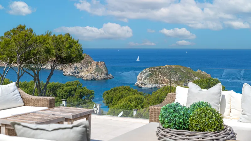 Sophisticated luxury villa in Santa Ponsa with pool, tennis court and fantastic sea views — photo 2