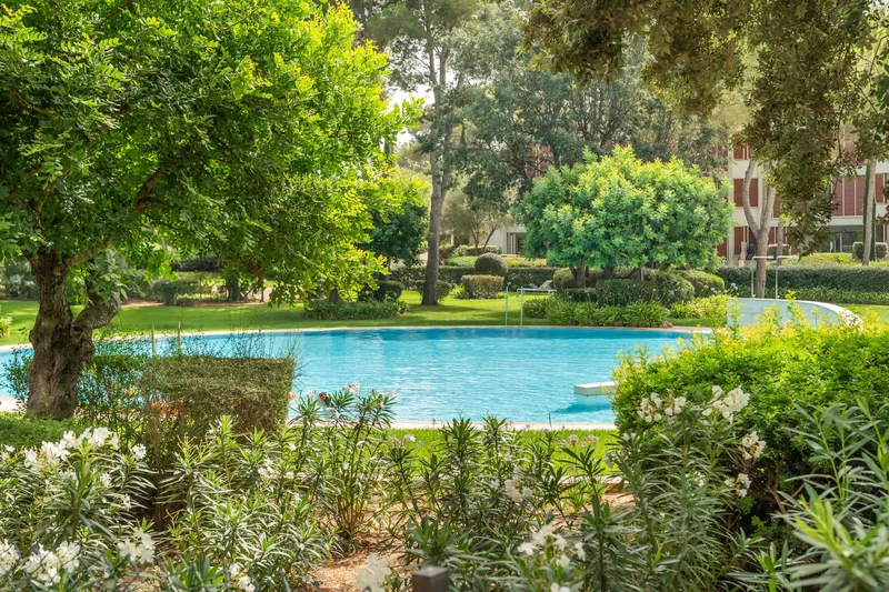 Spacious apartment with spectacular common areas and pools in exclusive Bendinat — photo 1