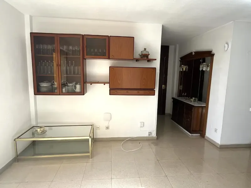 3-bedroom apartment, bathroom and laundry room. Sea views and Palma Bay. 2 elevators, video surveillance. To be updated. Great opportunity for — photo 4