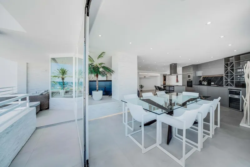 Modern apartment right on Magaluf beach — photo 8