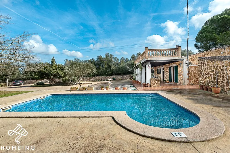 Beautiful rustic estate with 3-bedroom house, pool and large storage room — photo 2