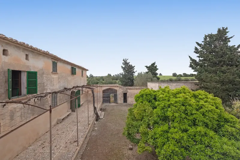 This majestic 16th-century property, with an area of 546,661 m², offers a unique and historic setting. — photo 5