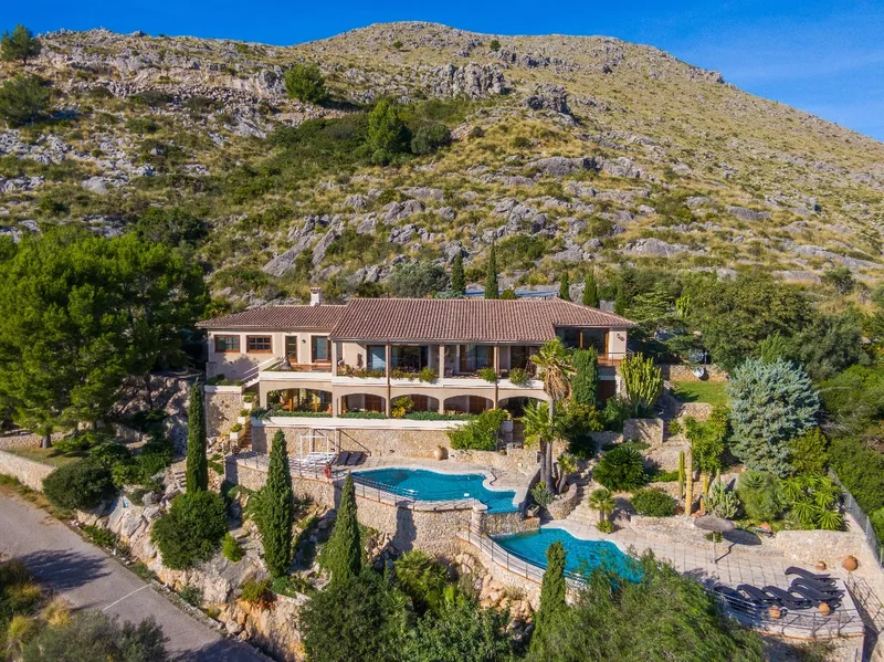Exclusive villa set in an elevated position with panoramic views over the bay of Puerto de Pollensa — photo 1