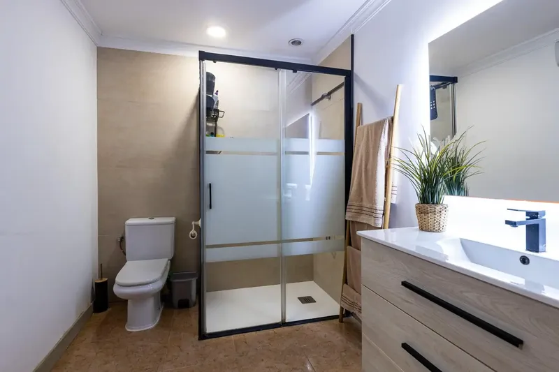En una de las zonas más consolidadas de El Arenal, se encuentra esta amplia vivienda en planta baja, una propiedad con mucho potencial tanto — photo 8