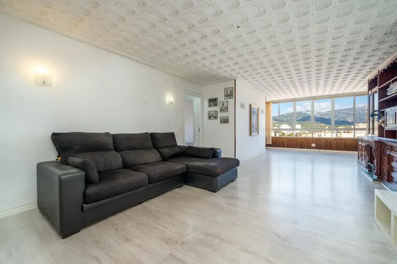 The property has 128 m2 built distributed in a spacious living-dining room, 4 bedrooms, 2 full bathrooms, 1 toilet, independent kitchen — photo 3