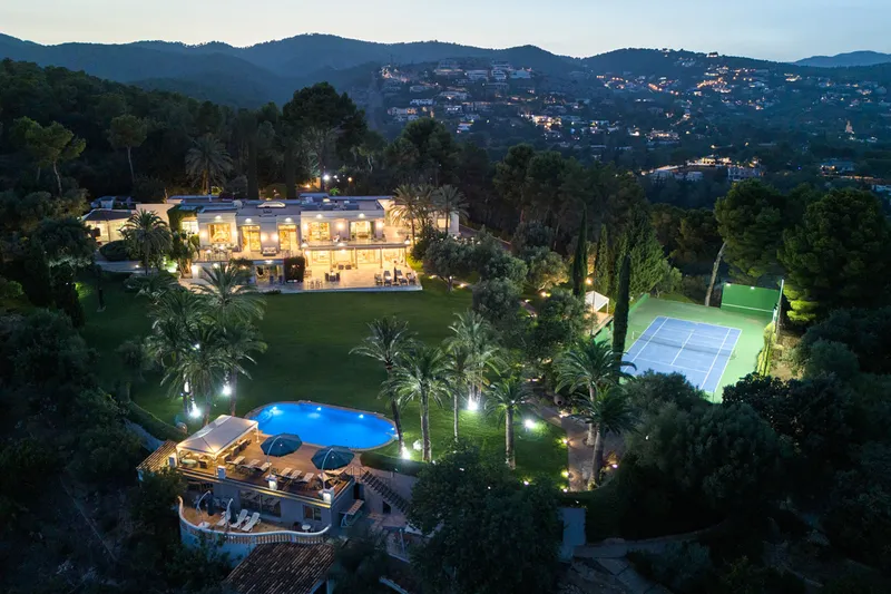 Impressive property with sea and city views and private tennis court - Marcel Remus Real Estate — photo 1