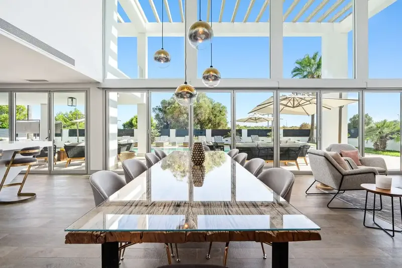 Esta impresionante villa contemporánea en venta está situada en el tranquilo enclave de Llenaire, ofreciendo una rara combinación de espacio — photo 9