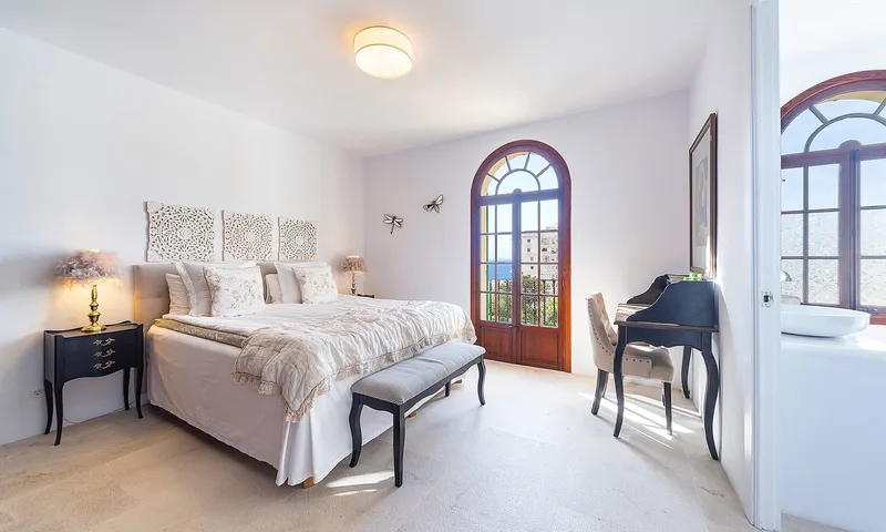 Seasonal rental: Renovated house with sea views for rent in Cala Major — photo 12