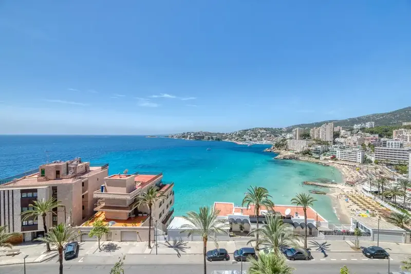 Ideally located in Cala Major, just minutes from the lively capital Palma, this magnificently renovated apartment offers — photo 2