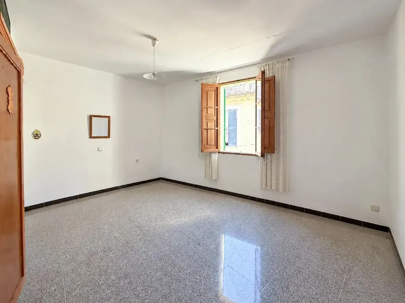 Bienvenidos a esta casa de pueblo en estado original, que ofrece una excelente oportunidad para personalizar su nuevo hogar. — photo 4