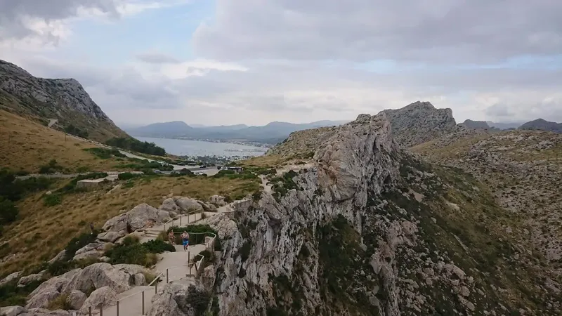 This 350 m2 stone-clad villa, built in the 1960s in the exclusive Formentor urbanization in northern Mallorca, impresses — photo 5