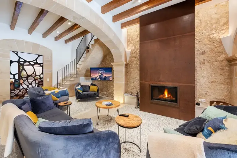 Situated in the heart of the charming historic center of Pollensa, this beautifully renovated townhouse perfectly combines character — photo 10