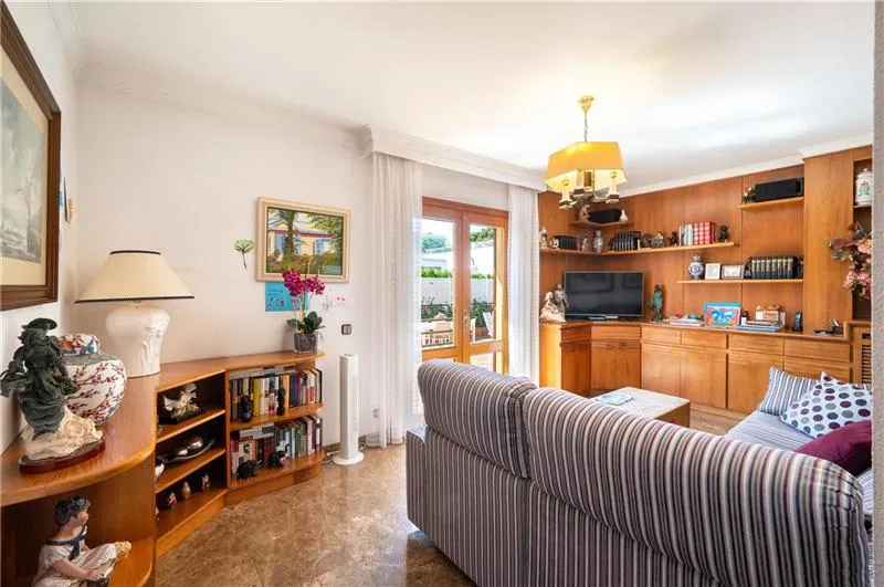 Detached villa with swimming pool on a plot of approx. 859 m² — photo 8