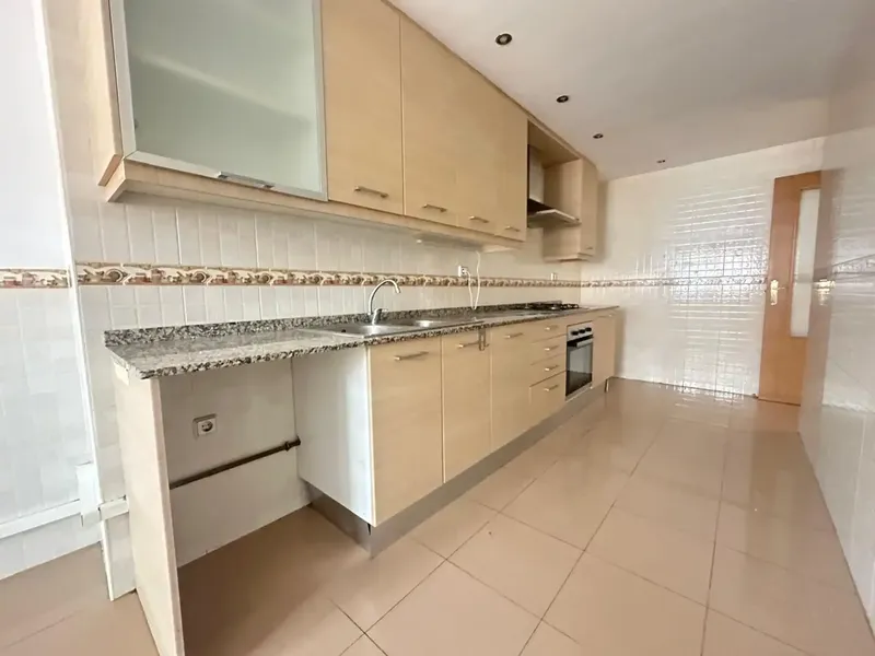 Attic of 110 m2 distributed in a large kitchen with laundry room, living room with balcony, 3 bedrooms and 2 bathrooms, one of them en suite. — photo 5