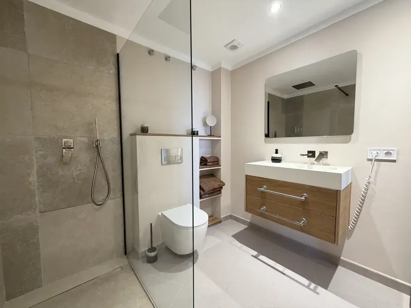 2-bedroom apartment of approx. 60 m² welcomes you through a clearly distributed entrance area. Here there is space for — photo 6