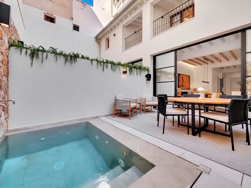 Restored townhouse with patio and roof terrace in Santa Catalina — photo 3
