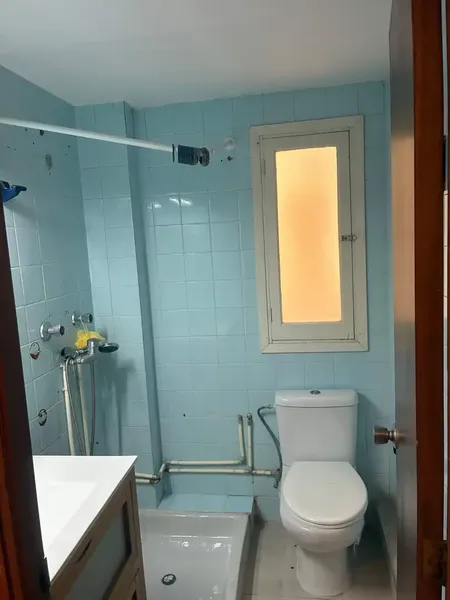 We present this spacious apartment in the coveted Plaza de Toros area, ideal for those looking for a project to their measure. The property has — photo 7