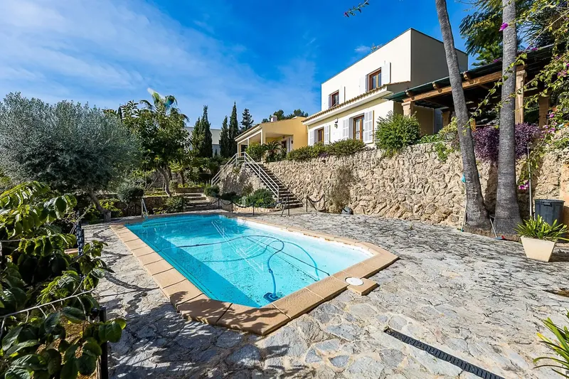 Ubicada en la prestigiosa zona residencial de La Bonanova, esta elegante villa disfruta de agradables vistas al mar y un entorno tranquilo y — photo 3