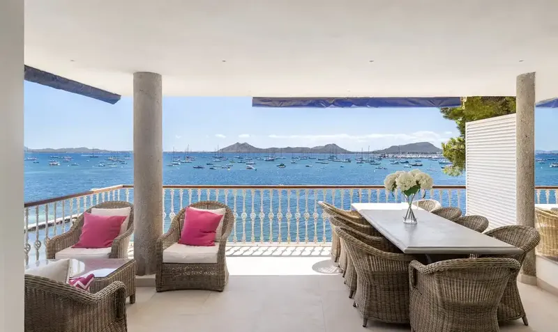 This beachfront apartment with a magnificent presentation is located on the famous Pine Walk and enjoys impressive — photo 2