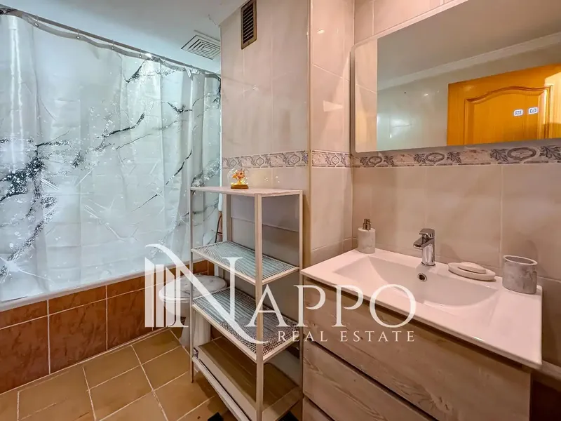 Nappo Real Estate tiene el placer de presentar este atractivo apartamento situado en primera línea de mar en Magaluf, dentro de un cuidado c — photo 12