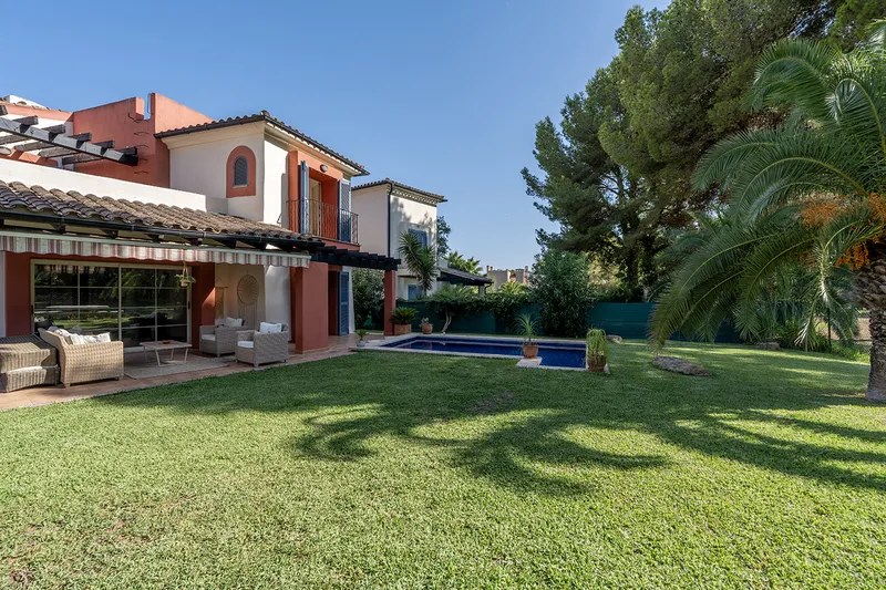 Detached villa with private pool and garden in an exclusive residential complex in Nova Santa Ponsa — photo 3