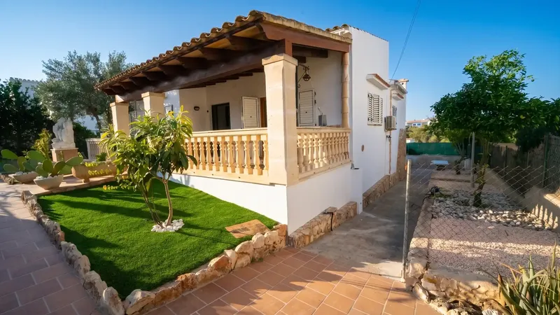 Descubre esta acogedora vivienda unifamiliar orientada al sur, situada en el popular pueblo pesquero de Porto Colom, en la costa sureste de  — photo 4