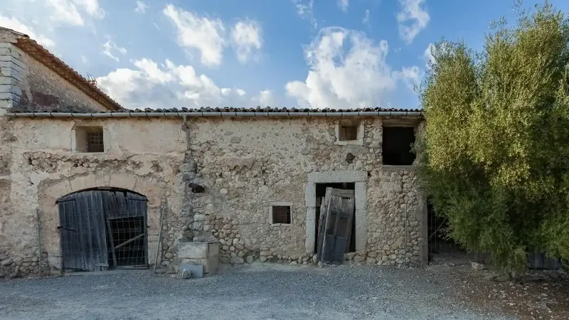 Old house for renovation in Moscari, 198 m2 built and possibility of second half-height floor on a 738 m2 plot with — photo 2