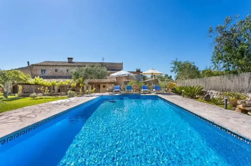 Discover the charm of rural life with this impressive rustic finca for rent, located between the picturesque villages of Santanyí and C — photo 2