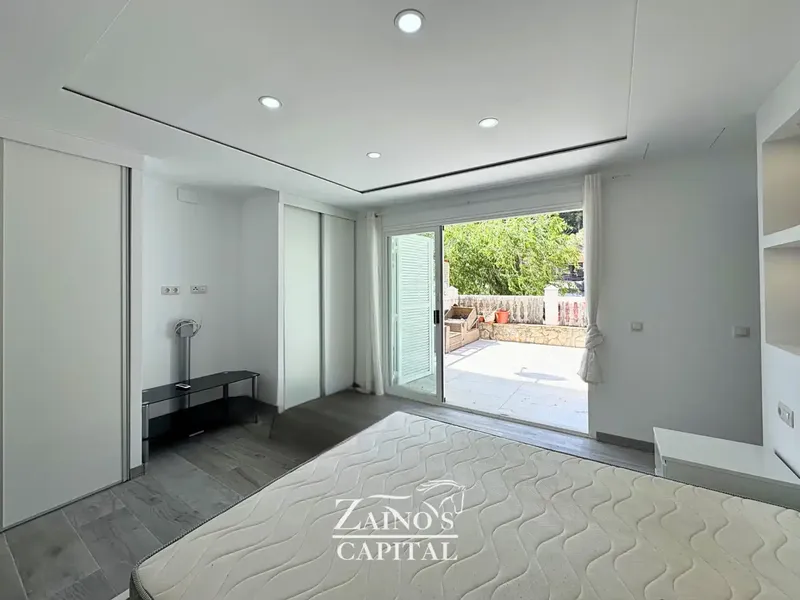 Large 6-bedroom townhouse with panoramic terraces a step from the beach in Peguera — photo 7