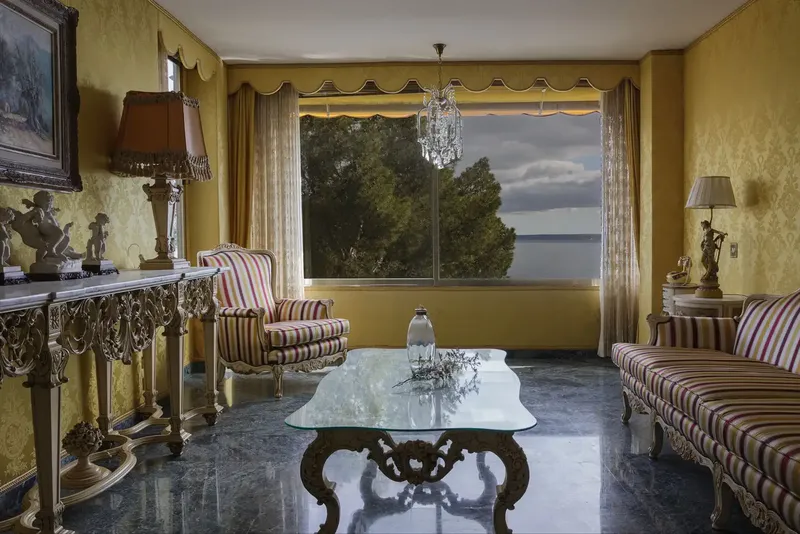 This exclusive and unique 242 m² apartment enjoys a privileged location and transports to another era of grandeur and — photo 4