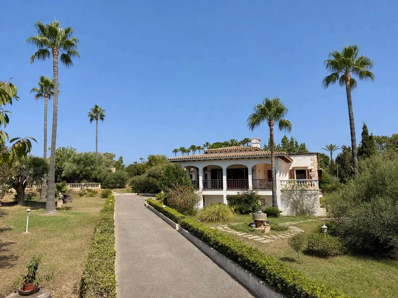 Retro villa with pool, sea views, tennis court and private cinema room – a house with great potential. — photo 2
