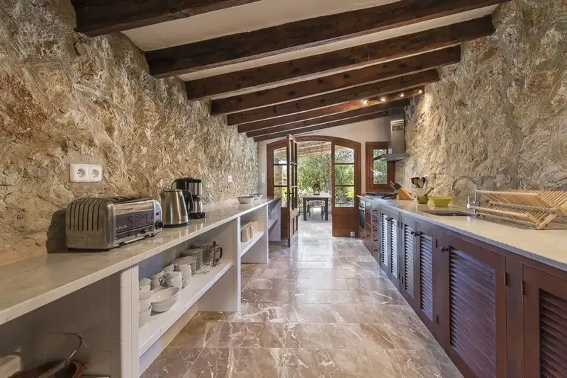 With the Serra de Sant Vicente at its feet and the irregular peaks of Formentor as a spectacular backdrop, this restored finca is — photo 6