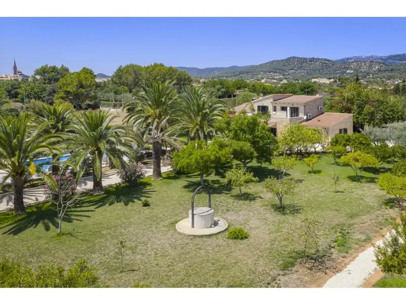 Located on a flat, sun-drenched plot of 8,300 m², this completely renovated finca perfectly combines Mallorcan charm — photo 4