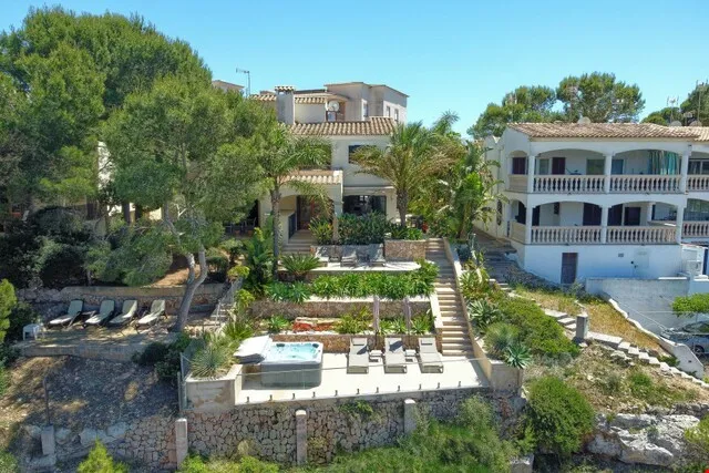 Coastal three-bedroom villa for sale with holiday licence in Llucmajor — photo 1