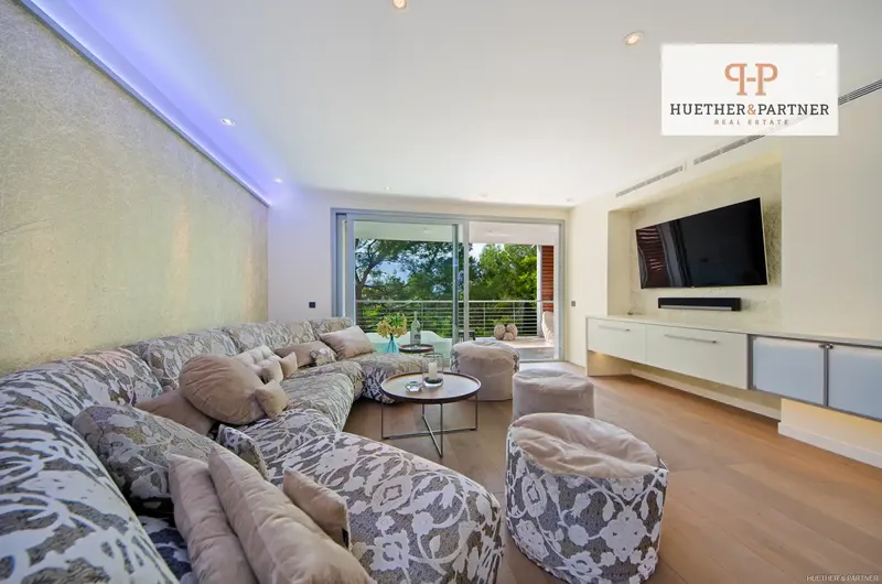 This elegant penthouse is located on the second floor of an exclusive gated residential complex in the coveted area of Bendinat, a few steps from the sea. — photo 7