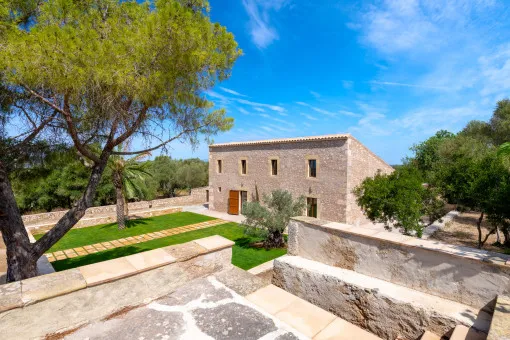 Manacor, historic finca consisting of two buildings and a large pool with a stunning view over Manacor to the Tramuntana Mountains — photo 2
