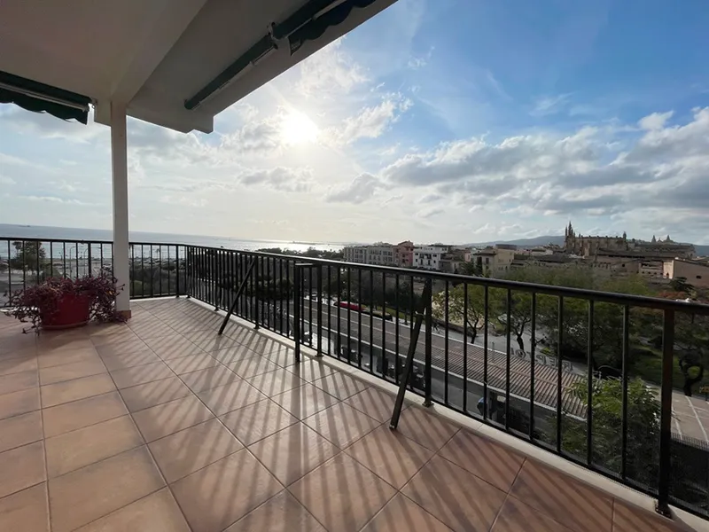 Spacious 250 m² apartment to renovate with private terraces, parking, and sea views — photo 10