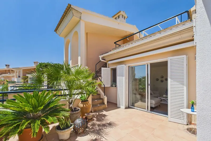 This tastefully furnished and bright apartment is located in a small, well-maintained residential complex with only 18 owners, ideal — photo 4